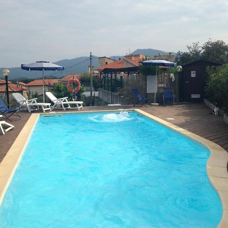 הוילה Cisano sul Neva Gli Angeli Agriturismo מראה חיצוני תמונה