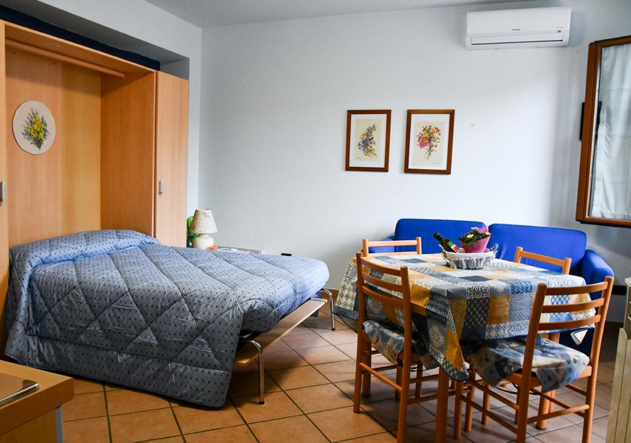 הוילה Cisano sul Neva Gli Angeli Agriturismo מראה חיצוני תמונה